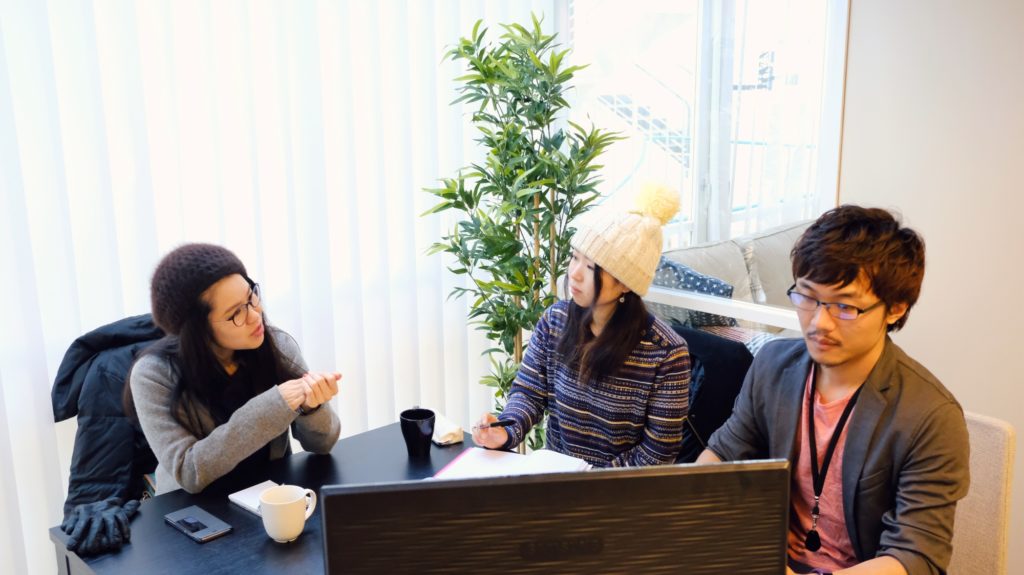 Kozue and Akina talk to Takaaki from Vivaldi.